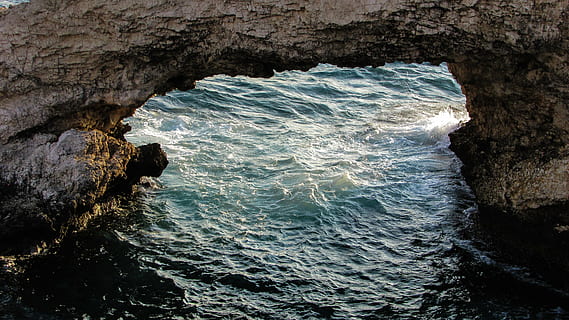 roccia, mare, ruvido, onde, natura, Cipro, ayia napa, acqua, roccia - oggetto, movimento, bellezza nella natura, solido, formazione rocciosa, onda, nessuno, sport acquatico, sport, giorno, scenics - natura, all'aperto, geologia, lungomare, potere in natura, eroso, acqua corrente, fluente, 4K, CC0, dominio pubblico, privo di copyright
