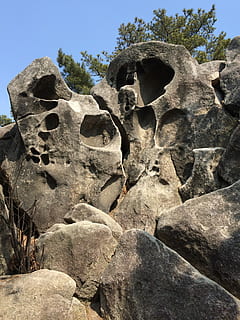 únic, roca, muntanya, rock, muntanya, rock - object, antic, destinacions de viatge, dia, història, cap gent, sòlid, vista d’angle baix, naturalesa, cel, arquitectura, formació de roca, el passat, cel clar, estructura construïda, llum solar, art i artesania, a l'aire lliure, planta, civilització antiga, 2K, CC0, domini públic, lliure de regalies