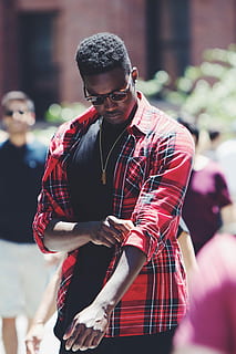 homme, noir, rouge, blanc, plaid, chemise de sport, homme en noir, des sports, chemise, personnes, Hommes, en plein air, souriant, jeune adulte, adulte, mâles, Vêtements décontractés, modes de vie, bonheur, de bonne humeur, que les hommes, personnes accessoires, un seul homme, Seulment les adultes, un seul jeune homme, se concentrer sur le premier plan, les jeunes hommes, Vrais gens, une personne, journée, la musique, culture artistique et divertissement, vue de face, ville, permanent, la taille, regarder la caméra, Activité de loisir, mise au point sélective, coiffure, 5K, CC0, domaine public, libre de droits