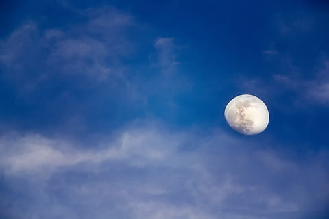 lluna amb núvol, quart de lluna, ennuvolat, blau, cels, lluna, cel, núvol, naturalesa, nit, lluna plena, llum de la lluna, espai, núvol - cel, superfície de la lluna, cloudscape, a l'aire lliure, esfera, fosc, astronomia, cel només, bellesa a la natura, escenics - natura, cap gent, tranquil·litat, escena tranquil·la, idíl·lic, vista d’angle baix, descobriment, forma, Lluna planetària, 5K, CC0, domini públic, lliure de regalies