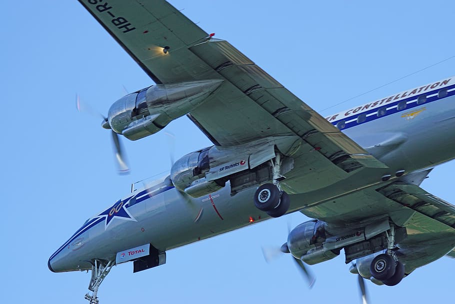 esdeveniment, avions, oldtimer, flugshow, vehicle aeri, blau, volant, avió, militar, transport, manera de transport, cel, cel clar, naturalesa, vista d’angle baix, dia, moviment, cap gent, a l'aire lliure, en moviment, a l'aire, exèrcit, viatjar, indústria aeroespacial, govern, 5K