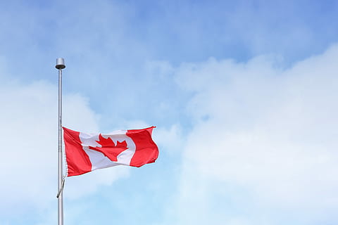 bandera del canada, augmentant, pol, blanc, núvols, durant el dia, cel, bandera, Canadà, núvol, asta de bandera, vent, fulla d'auró, bandera canadenca, pal de bandera, mig pal, país, ondulació, agitant, la meitat del personal, el patriotisme, núvol - cel, vermell, vista d’angle baix, naturalesa, dia, cap gent, medi ambient, full, a l'aire lliure, Color blanc, blau, icona nacional, 5K, CC0, domini públic, lliure de regalies