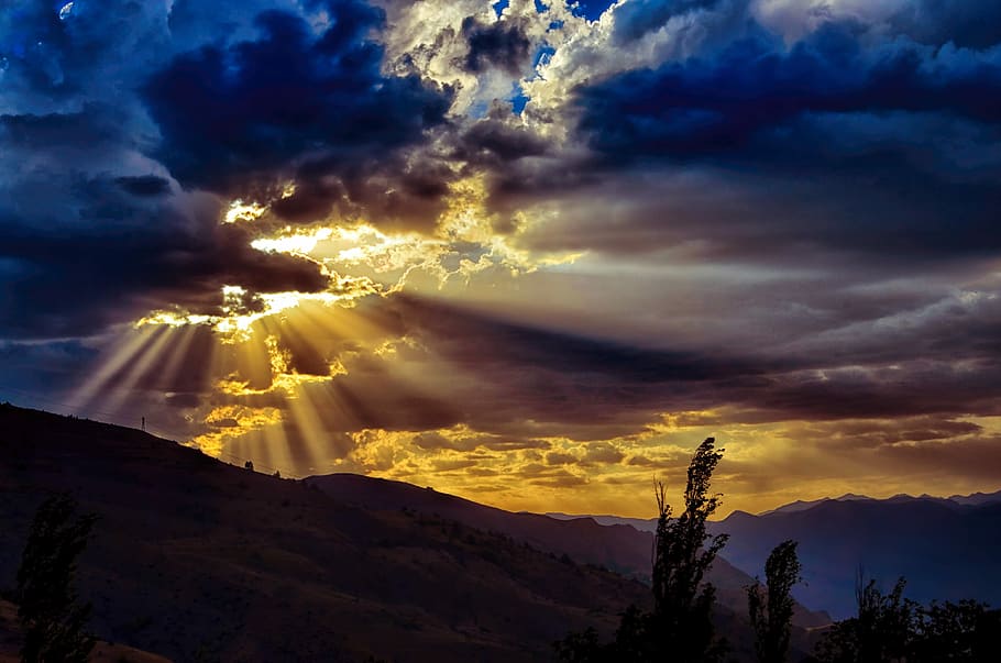 sol, cobert, cloudformation, núvols, atmosfera, genial, bonic, vida natural, foto, fotografia, cel, esquema, llum, a la tarda, posta de sol, dia assolellat, solar, alba, el sol, taronja, línia de l’horitzó, invertir la llum, silueta, espurna, horitzó, vermell, darrere dels núvols, núvol - cel, escenics - natura, medi ambient, bellesa a la natura, raig de sol, cel dramàtic, tempesta, cloudscape, naturalesa, paisatge, muntanya, por, llum solar, cap gent, a l'aire lliure, fosc, 4K