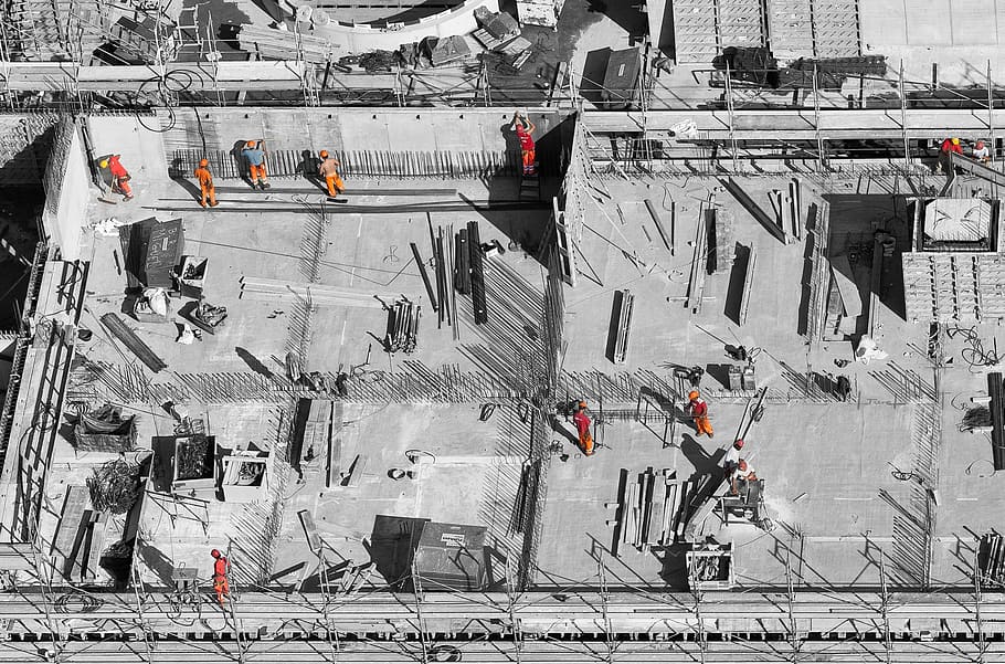 selektiv, Farbfoto, Mann, oben, grau, Gebäude, Antenne, Fotografie, Person, Arbeiten, bauen, Konstruktion, Seite? ˅, die Architektur, Wand, Gruppe von Leuten, gebaute Struktur, echte Menschen, Tag, High Angle View, Besetzung, isolierte Farbe, Menschen, große gruppe von gegenständen, Baustelle, Baugewerbe, Industrie, Stadt, Sicherheit, Schutz, draußen, 2K