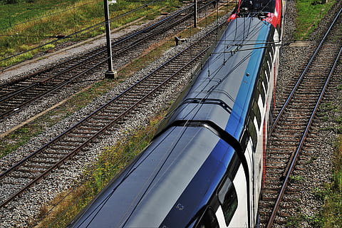 antenne, fotografering, sort, hvid, tog, dagtimerne, pull station, skinner, spor, trækkraft, jernbane, meddelelse, transportere, taget af, rejse, hest, tur, strukturen af, ekspedition, rejsende, rute, vogne, jernbanelinje, transportsystem, udsigten til, jernbanetransport, spore, transportmidler, jernbanespor, transportform, offentlig transport, dag, natur, tog - køretøj, plante, høj vinkel visning, metal, ingen mennesker, udendørs, sollys, vækst, jord, Mark, parallel, 5K, CC0, offentligt domæne, royaltyfrie
