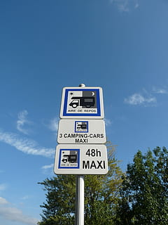 camper, pannello, area di sosta, cielo, testo, Inquadratura dal basso, albero, giorno, blu, comunicazione, cartello, sceneggiatura occidentale, nessuno, natura, nuvola - cielo, pianta, informazione, strada, guida, simbolo, segnale stradale, copione, sceneggiatura non occidentale, all'aperto, Messaggio, 2K, CC0, dominio pubblico, privo di copyright