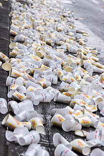 blanco, tazas para beber, calles, copas de plástico, basura, vasos desechables, vacío, bebidas, residuos no reciclables, ambiente, residuos, la sociedad de usar y tirar, contaminación, al lado del camino, disposición, el color blanco, comida dulce, gran grupo de objetos, nadie, vista de alto ángulo, dulce, naturaleza muerta, comida y bebida, celebracion, comida, frescura, indulgencia, postre, comer poco saludable, abundancia, enfoque selectivo, pastel, adentro, papel, horneado, tentación, 4K, CC0, dominio público, libre de derechos