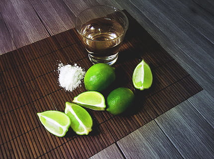 chiaro, bicchierino, pieno, liquido, sostanza, accanto, affettato, lime, Tequila, bere, bevanda, bar, colore verde, tavolo, legno - materiale, cibo e bevande, nessuno, cibo, foglia, freschezza, agrumi, in casa, natura morta, vista dall'alto, parte vegetale, frutta, avvicinamento, natura, mangiare sano, benessere, fetta, bicchiere, 4K, CC0, dominio pubblico, privo di copyright