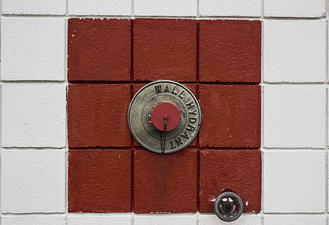 topp, visa Foto, dräneringshål, omslag, Foto, röd, grå, vägg hydrant, brandpost, fyrkant, bricka, vit, hantera, vatten, inget folk, skylt, säkerhet, skydd, varningsskylt, kommunikation, dag, geometrisk form, olyckor och katastrofer, väggbyggande funktion, brandlarm, form, närbild, brandslang, cirkel, arkitektur, utomhus, varningssymbol, 4K, CC0, offentligt domän, royaltyfria