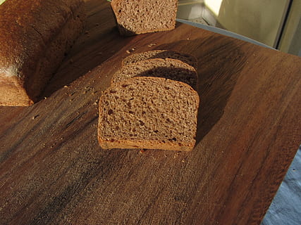pa, tallar, pa casolà, tancar, menjar i beguda, material de fusta, llesca de pa, tall, a l'interior, frescor, taula, benestar, menjar, cap gent, marró, pa marró, alimentació saludable, al forn, natura morta, vista d’angle alt, primer pla, taula de tallar, fusta, hidrats de carboni - tipus d'aliments, 4K, CC0, domini públic, lliure de regalies