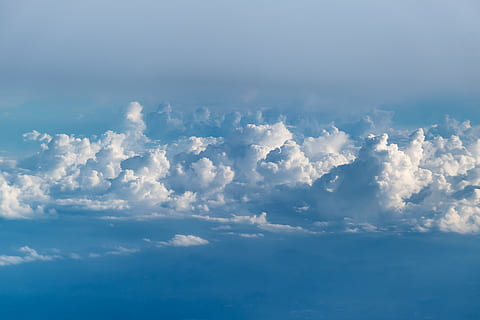 fågel, ögonkast, vit, moln, himmel, himlen moln, blå, blå himmel moln, natur, väder, luft, dag, miljö, clouds, molnig, moln himmel, meteorologi, atmosfär, horisont, bakgrund, horisontell, landskap, fluffig, naturskön, hög, utomhus-, dagsljus, stackmoln, fantastiskt, arg, farlig, komplex, solljus, Färg, sky-moln, sky-bakgrund, blå himmel, naturlig, framtida, aning, kreativitet, skapande, början, moln - himmel, bakgrunder, skönhet i naturen, bara himmel, scenics, lugn plats, scenics - natur, lugn, inget folk, idyllisk, utomhus, lågvinkelvy, full ram, vit färg, ovan, 4K, CC0, offentligt domän, royaltyfria