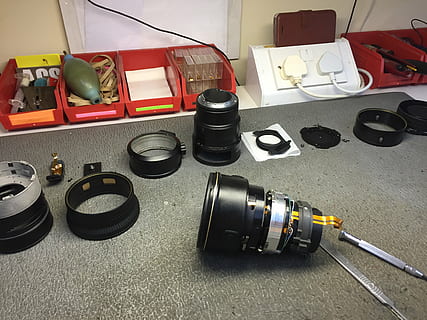 camera, lens, technicus, technisch, digitaal, camera lens, foto, fotografie, fotograaf, focus, technologie, uitrusting, professioneel, studio, fotografisch, Luik, telefoto, macro, opening, binnenshuis, geen mensen, stilleven, camera - fotografische apparatuur, hoge hoekmening, fotografie thema's, retro gestileerd, controle, rood, communicatie, verbinding, tafel, muziek-, machinerie, fotografische apparatuur, lens - optisch instrument, digitale camera, elektrische apparatuur, 2K, CC0, publiek domein, royaltyvrij