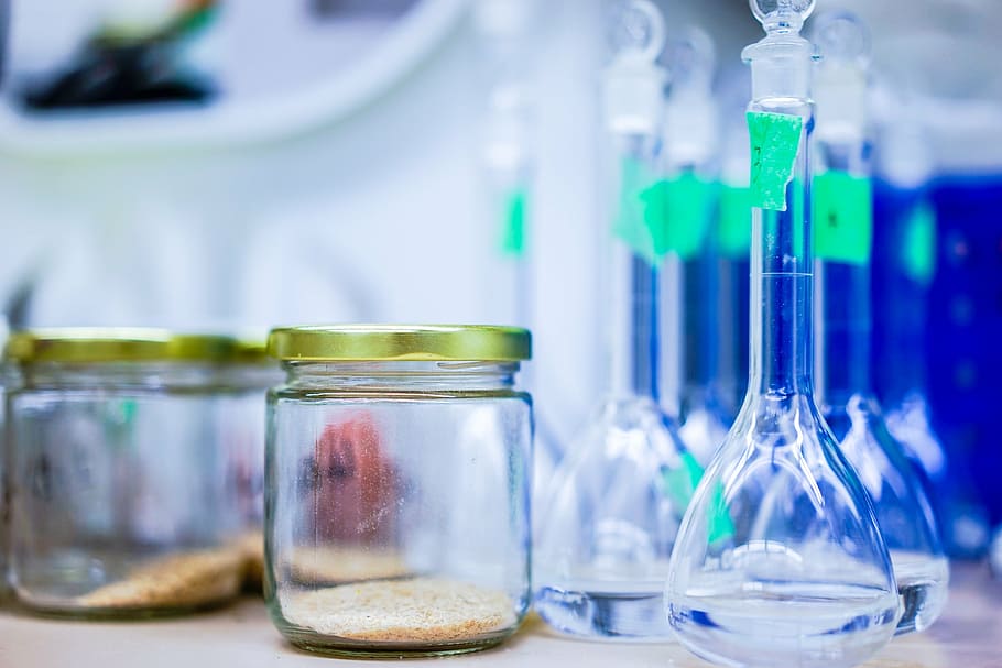 claro, jarra de vidrio, marrón, tapa, cubilete, tarro, laboratorio, líquido, vaso, botella, herramienta, médico, química, químico, industria, ciencia, investigación, experimento científico, biología, biotecnología, salud y medicina, matraz, material de vidrio, descubrimiento, medicina, equipo, analizando, educación, envase, de cerca, adentro, centrarse en primer plano, cristalería de laboratorio, grupo de objetos, bioquímica, nadie, azul, enfoque selectivo, 1080P
