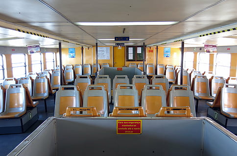 Innerhalb, Fähre, Schiff, Lissabon, atlantisch, Transport, Brücke, Hängebrücke, Wasser, Stiefel, Meer, Innenansicht, Platz, Innere, Stühle, sitzen, Kunststoffsitze, Kunststoff, Massentransport, der Verkehr, drinnen, Sitz, leeren, Transportmittel, Fahrzeuginnenraum, in einer Reihe, öffentliche Verkehrsmittel, Abwesenheit, keine Leute, Fahrzeugsitz, Auftrag, beleuchtet, Tag, Bus, Pole, Stuhl, Wiederholung, Landfahrzeug, Fenster, Decke, 2K, CC0, gemeinfrei, lizenzfrei