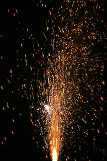 Funken, Huka, beleuchtet, Bewegung, Feuerwerk, Nacht-, Feier, Veranstaltung, glühend, Langzeitbelichtung, Kunst, Kultur und Unterhaltung, Bewegungsunschärfe, explodiert, Natur, keine Leute, Feuerwerk - künstliches Objekt, Verbrennung, Feuer, Flachwinkelansicht, Feuer - natürliches Phänomen, draußen, Licht, 4K, CC0, gemeinfrei, lizenzfrei