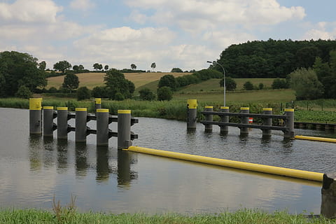 fermer à clé, verrou de démarrage, eau, rivière, plante, arbre, ciel, la nature, nuage - ciel, journée, personne, pont, Lac, beauté dans la nature, croissance, tranquillité, couleur verte, pont - structure artificielle, structure construite, paysages - nature, scène tranquille, en plein air, 4K, CC0, domaine public, libre de droits