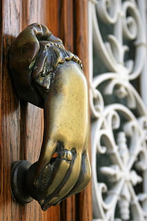 battiporta, porta d'ingresso, adattamento, maniglia, intervallo di input, entrata della casa, thumper, cancello, hardware della porta, antico, mano, bronzo, metallo, avvicinamento, Entrata, arte e artigianato, nessuno, porta, sicurezza, protezione, legno - materiale, giorno, pomello, rappresentazione, animale, concentrarsi sulle conoscenze acquisite, creatività, mestiere, design, ornato, 2K, CC0, dominio pubblico, privo di copyright
