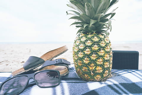 verde, giallo, ananas, inoltre, nero, pantofole, occhiali da sole, blu nero, bianca, tessile, spiaggia, frutta, cibo, sandalo, mare, coperta, sabbia, freddo, rilassare, vacanza, estate, Nixon, tavolo, frutta tropicale, natura, acqua, bicchieri, cibo e bevande, terra, mangiare sano, giorno, all'aperto, nessuno, benessere, concentrarsi sulle conoscenze acquisite, bicchiere, accessorio personale, 5K, CC0, dominio pubblico, privo di copyright