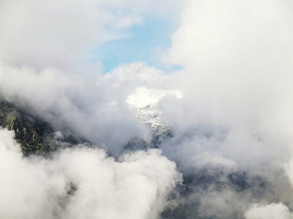 nuvole, cielo, montagna, picco, vertice, aria, ambiente, altitudine, stratosfera, soffice, natura, tempo metereologico, Cloudscape, Paradiso, alto, nuvoloso, nuvola - cielo, Paesaggi, all'aperto, bellezza nella natura, scenics - natura, nessuno, nebbia, Colore bianco, giorno, la tranquillità, sfondi, idilliaco, scena tranquilla, copia spazio, paesaggio, vento, morbidezza, sfondi astratti, luminosa, 2K, CC0, dominio pubblico, privo di copyright