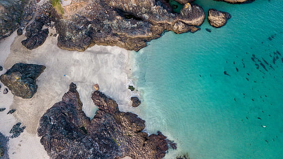 Vandens telkinys, antenos, fotografija, saloje, jūros, vasara, drone, mavic pro, mėlyna, vanduo, cornwall, papludimys, pakrantėje, paukščio akis, įlankoje, Rokas, kietas, roko objektas, žemės, pobūdį, grožis gamtoje, vaizdai - gamta, roko formavimas, aukšto kampo vaizdas, ramybė, nėra žmonių, lauke, idiliškas, vaizdas iš oro, ramioje scenoje, turkio spalvos, lagūna, žiauriai, 4K, CC0, Viešasis domenas, nemokamai