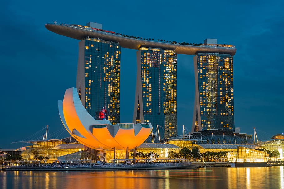 grigio, costruzione, notte, Marina Bay Sand, Singapore, architettura, Torre, grattacielo, acqua, struttura costruita, illuminato, esterno dell'edificio, cielo, destinazioni di viaggio, città, riflessione, nessuno, crepuscolo, natura, blu, viaggio, Hotel, mezzi di trasporto, edificio per uffici esterno, all'aperto, lusso, moderno, baia, 4K