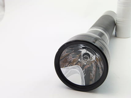 siyah el feneri, el feneri, pil, ışık, Beyaz arkaplan, cam malzemesi, lens - optik alet, kapatmak, lens - göz, kopya alanı, içeriye, fotoğrafçılık temaları, teknoloji, yansıma, insansız, optik alet, stüdyo çekimi, dürbün, natürmort, dikkatli inceleme, şeffaf, ön plana odaklanmak, gün, kesmek, 4K, CC0, kamu malı, telif ücretsiz