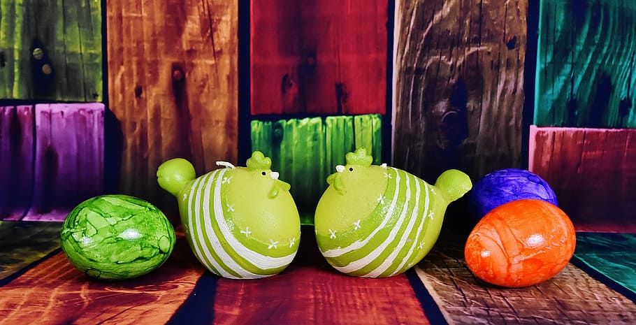 verd, figuretes de gall, de cara, pollastres, Pasqua, ou, ous de Pasqua, ous de colors, plomatge, aus de corral, primavera, gallina, niu, color verd, multicolor, menjar i beguda, fruita, frescor, alimentació saludable, material de fusta, cap gent, Lima, a l'interior, menjar, benestar, vegetals, taula, grup d'objectes, dia, natura morta, cítrics, color vibrant, estil de vida saludable, variació, porpra, 5K
