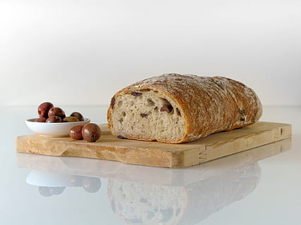 pane, superiore, Marrone, di legno, chopping, tavola, cibo, olive, riflessione, Grano, cibo e bevande, freschezza, mangiare sano, benessere, natura morta, in casa, frutta, sfondo bianco, al forno, pagnotta di pane, fetta, girato in studio, avvicinamento, nessuno, legno - materiale, tavolo, prodotto caseario, pronto a mangiare, prima colazione, cibo francese, tentazione, pane integrale, vassoio, 1080P, CC0, dominio pubblico, privo di copyright