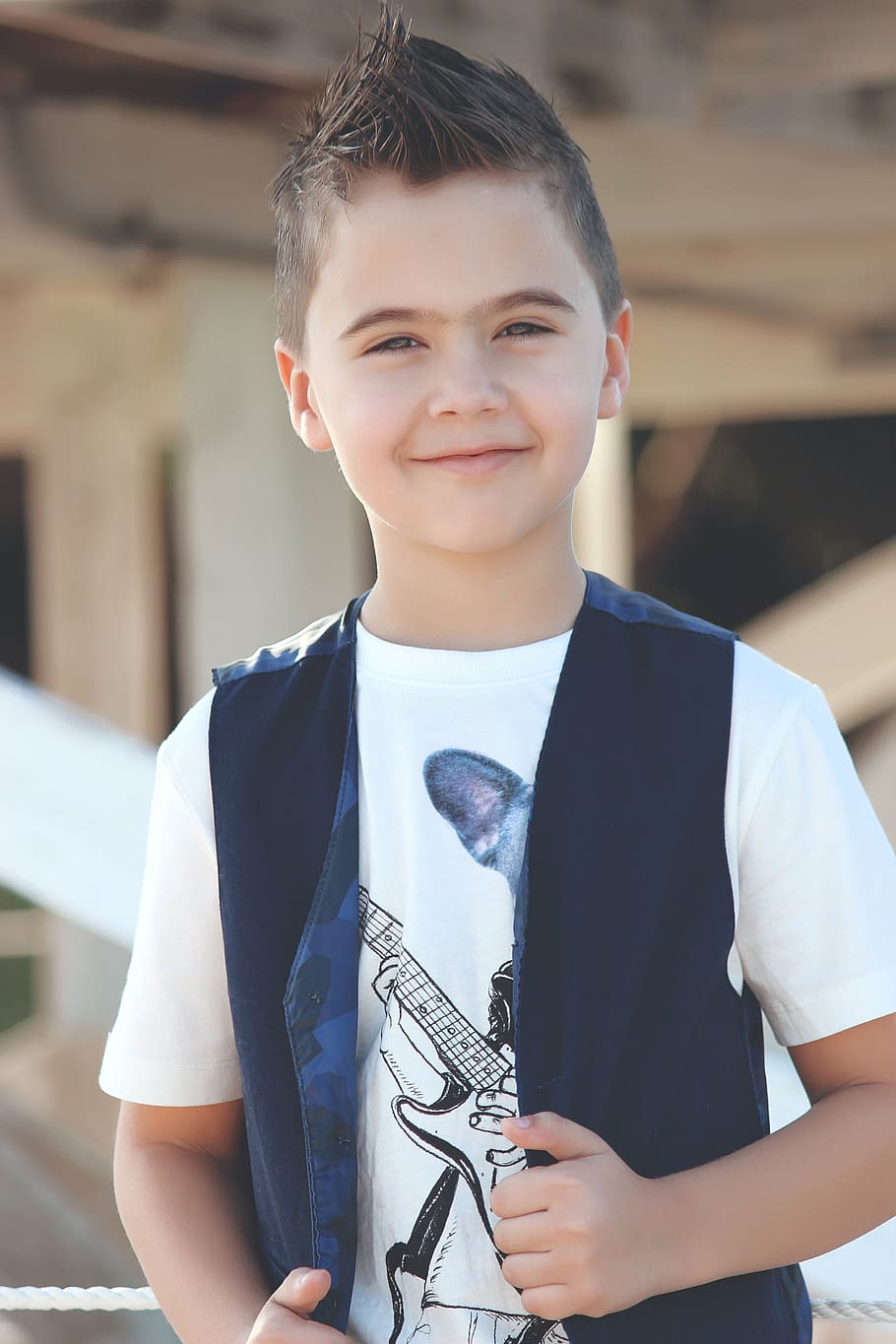 ragazzo, nero, veste, bianca, t-shirt girocollo, bambino, contento, famiglia, carina, poco, sorridente, persona, sorriso, sorridere, bambini, estate, ritratto, all'aperto, modello, modellismo, stile di vita, viso, eccezionale, adorabile, bello, capelli, una persona, felicità, guardando la fotocamera, solo bambini, persone, infanzia, ragazzi, maschi, vista frontale, uomini, persone reali, concentrarsi sulle conoscenze acquisite, dalla vita in su, stili di vita, attività di svago, giorno, abbigliamento casual, innocenza, adolescente, 5K