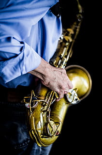 homem tocando saxofone, pessoa, vestindo, azul, camisa de vestido, jogando, saxofone de latão, vestido azul, latão, saxofone, música, instrumento musical, músico, homens, pessoas, desempenho, uma pessoa, música blues, musica jazz, saxofonista, artista, habilidade, machos, entretenimento, ouro colorido, trombeta, um homem só, segurando, cultura artística e entretenimento, mão, equipamento musical, pessoas reais, meio, ocupação, de pé, mão humana, instrumento de bronze, ocupação de entretenimento, 5K, CC0, domínio público, royalty free