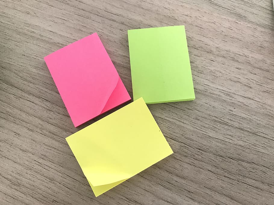 firkant, Post-it, gul, lysstyrke, selvklæbende notat, påmindelse, ingen mennesker, indendørs, træ - materiale, Bemærk, papir, lyserød farve, bord, tæt på, multi farvet, gruppe af objekter, kontor, høj vinkel visning, blank, kopiere plads, stilleben, meddelelse, valg, note - besked, trækorn, besked, 4K