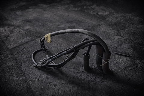 kabel, gammel, nuværende, tæt, elektricitet, nostalgi, teknologi, snavset, gået i stykker, dyster, fodspor, ingen mennesker, indendørs, tæt på, dag, stilleben, høj vinkel visning, enkelt objekt, vignet, fokus på forgrunden, træ - materiale, bord, skygge, selektiv fokusering, metal, natur, fravær, forældet, personlige tilbehør, 2K