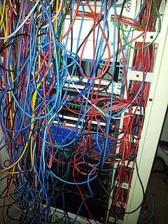 Verkabelung, Verbindung, es, Kabel, Computernetzwerk, Computerkabel, Netzwerkanschlussstecker, Chaos, Netzwerkserver, Komplexität, Technologie, mehrfarbig, große gruppe von gegenständen, Internet, Kommunikation, drinnen, verheddert, keine Leute, unordentlich, Fülle, Verwechslung, Daten, elektrische Ausrüstung, 2K, CC0, gemeinfrei, lizenzfrei