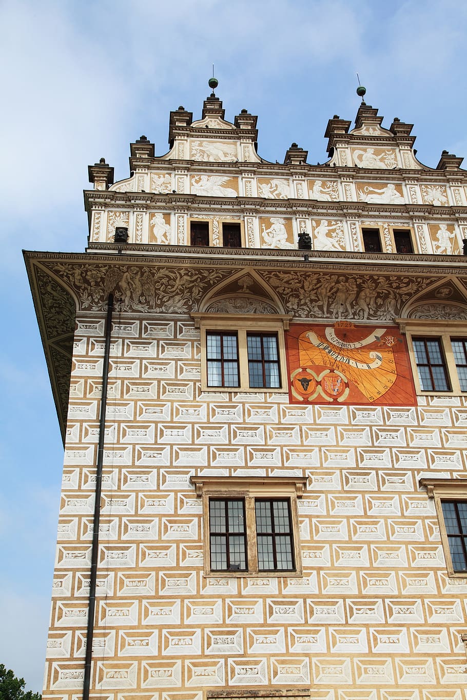 arkitektur, slot, ur, tjekkisk, slot, ur, republik, dekoration, arv, historisk, gammel, ornamentik, renæssance, unesco, væg, vindue, facade, bygning udvendig, Europa, bygget struktur, berømte sted, historie, urban scene, by, lav vinkel visning, himmel, bygning, natur, ingen mennesker, dag, fortiden, repræsentation, Kunst og håndværk, sky - himmel, udendørs, rejsemål, skulptur, tro, udsmykkede, 4K
