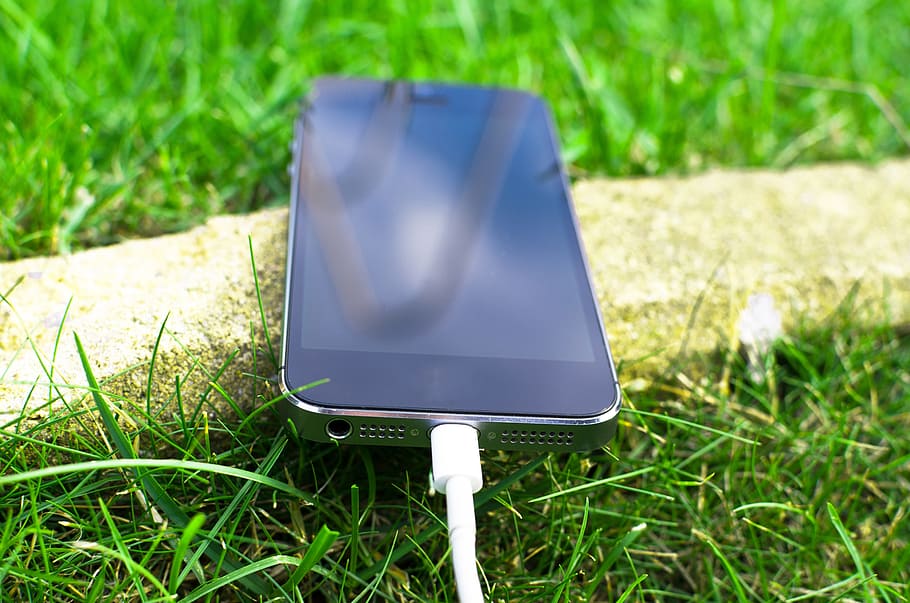 kabel, tráva, trávník, technologie, mobilní telefon, close -up, přístroj, elektronika, životní prostředí, zelená, růst, mobilní, pohybliví, moderní, objekt, venku, přenosný, obrazovka, dotek, bílý, drát, rostlina, Příroda, den, slunečního světla, zelená barva, nikdo, pole, bezdrátové technologie, sdělení, vysoký úhel pohledu, přistát, detail, spojení, jeden objekt, stálý život, zaměřit se na popředí, prázdný, 5K