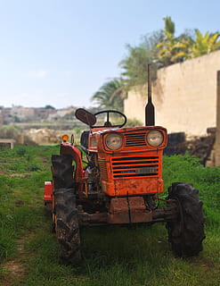 trattore, macchina, lavoro, rosso, vecchio, piccolo, azienda agricola, terra, campo, pianta, natura, giorno, modo di trasporto, mezzi di trasporto, veicolo terrestre, cielo, albero, nessuno, erba, concentrarsi sulle conoscenze acquisite, all'aperto, macchinari agricoli, abbandonato, stazionario, attrezzatura agricola, 2K, CC0, dominio pubblico, privo di copyright