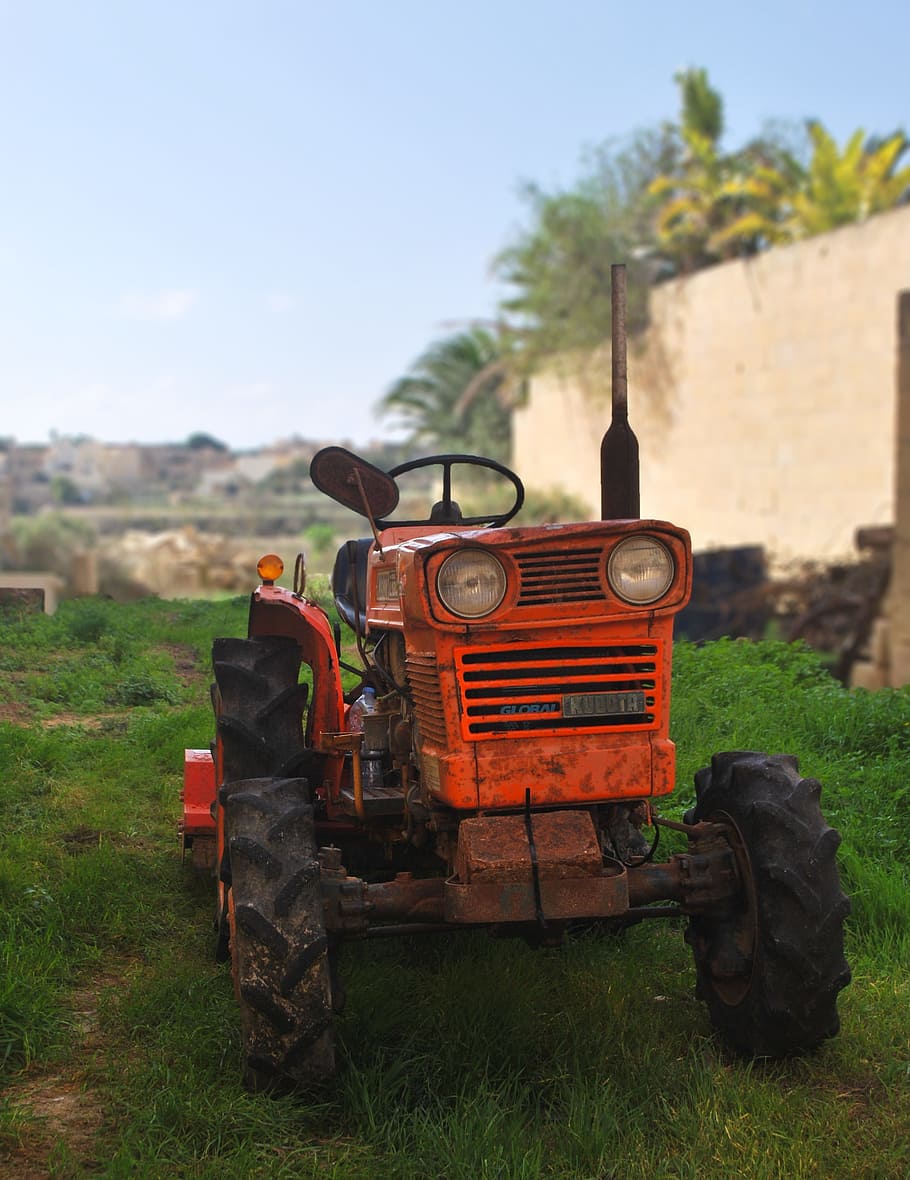 trattore, macchina, lavoro, rosso, vecchio, piccolo, azienda agricola, terra, campo, pianta, natura, giorno, modo di trasporto, mezzi di trasporto, veicolo terrestre, cielo, albero, nessuno, erba, concentrarsi sulle conoscenze acquisite, all'aperto, macchinari agricoli, abbandonato, stazionario, attrezzatura agricola, 2K