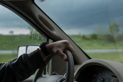 fahrendes Fahrzeug, Person, Fahren, Auto, dunkel, Himmel, schwarze Uhr, Transport, Landfahrzeug, eine Person, Menschen, Reise, menschliche Hand, Straße, draußen, Treiber, Transportart, Lenkrad, menschliches Körperteil, Windschutzscheibe, Transportmittel, Kraftfahrzeug, Fahrzeuginnenraum, Hand, Glas - Material, Autoinnenraum, Regen, Natur, Tag, Körperteil, Regenzeit, 5K, CC0, gemeinfrei, lizenzfrei