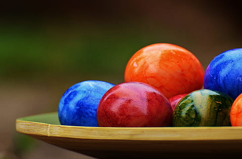 Paști, oua de Paste, colorat, Paste Fericit, ou, culoare, coajă, alimente, mancare si bautura, mâncat sănătos, fruct, prospeţime, multi colorate, bunăstare, nici o persoana, a închide, grup de obiecte, mere - fructe, lemn - material, albastru, natură moartă, selectiv, variație, roșu, recipient, alegere, să se concentreze asupra primelor elemente, copt, 5K, CC0, domeniu public, fără drepturi de autor