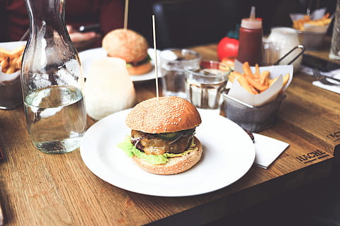 hamburguesa, formatge, verdures, blanc, ceràmica, placa, placa de ceràmica, menjar, cheeseburger, tomàquet, enciam, pa, carn, vedella, dinar, patates fregides, bun, entrepà, berenar, menjar i beguda, gourmet, menjar poc saludable, ceba, cap gent, taula, menjar ràpid, vegetals, sopar, llest per menjar, frescor, restaurant, a l'interior, negocis, vidre, safata, temptació, 5K, CC0, domini públic, lliure de regalies
