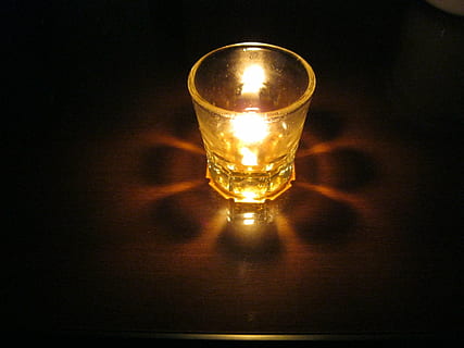 kopp, levande ljus, skugga, ljus, lysande, elektrisk lampa, ljusutrustning, eld - naturligt fenomen, flamma, upplyst, dekoration, glas, brand, dricksglas, brinnande, inomhus, förfriskning, tabell, inget folk, hushållsutrustning, närbild, dryck, natur, glas - material, värme - temperatur, mat och dryck, mörk, te ljus, smältande, 2K, CC0, offentligt domän, royaltyfria