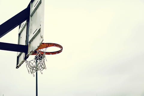 Weiß, schwarz, wolkig, Tag, Basketballkorb, Sport, Basketball - Sport, draußen, Himmel, kopieren sie platz, Fertigkeit, einen Korb machen, Flachwinkelansicht, Natur, keine Leute, klarer Himmel, net - Sportgeräte, die Architektur, Metall, gebaute Struktur, Geometrische Figur, Basketball Ball, gestalten, Gericht, Kreis, 5K