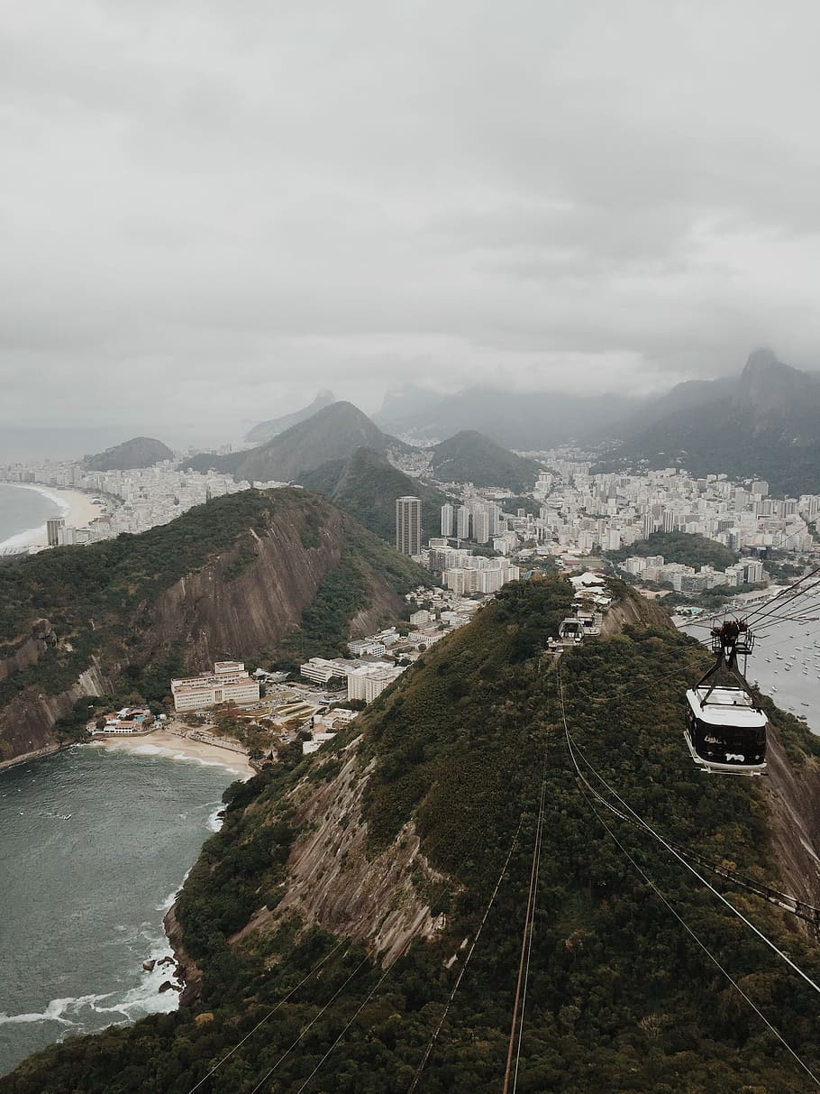 antenne, fotografering, svævebane, træ, dækket, bjerg, se billede, sort, hvid, klippe, tråd, kabel, by, by-, landskab, strand, sand, Sky, tåge, udsigt, Rio de Janeiro, himmel, arkitektur, bygget struktur, sky - himmel, vand, bygning udvendig, transportmidler, natur, dag, ingen mennesker, høj vinkel visning, skønhed i naturen, transportform, scenics - natur, forbindelse, udendørs, 2K