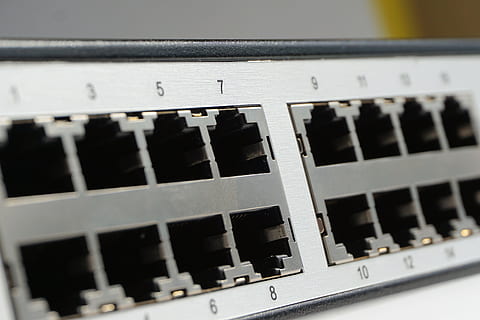 a închide, fotografie, comutator de computer, calculator, intrerupator, aceasta, reţea, procesarea datelor, conexiune, date, patch cablu, lan, Internet, tehnologie, Electronică, hardware-, cip, ethernet, tehnologia de rețea, cabluri de rețea, conexiuni, distribuitor, comunicare, industria electronică, electricitate, conectare la rețea, rețea de calculatoare, în interior, studio shot, echipament, industrie, nici o persoana, complexitate, cablu, selectiv, Control, ştiinţă, muzică, mixer de sunet, aproape de, 4K, CC0, domeniu public, fără drepturi de autor