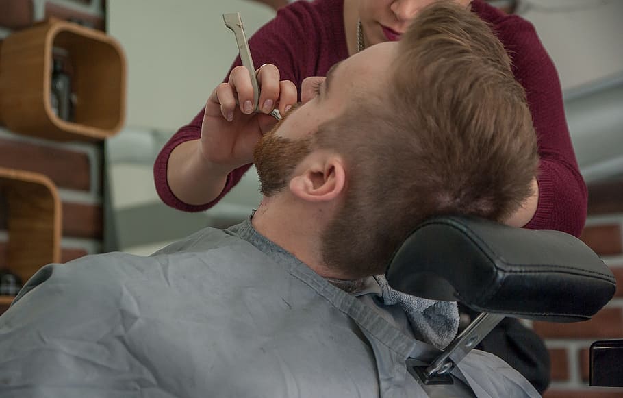 barber, afaitat, barba, homes, a l'interior, tirada al cap, una persona, retrat, adult, pèl facial, adult jove, home jove, estils de vida, activitat d'oci, mascles, vista frontal, persones reals, centrar-se en primer pla, interior de casa, celebració, 4K