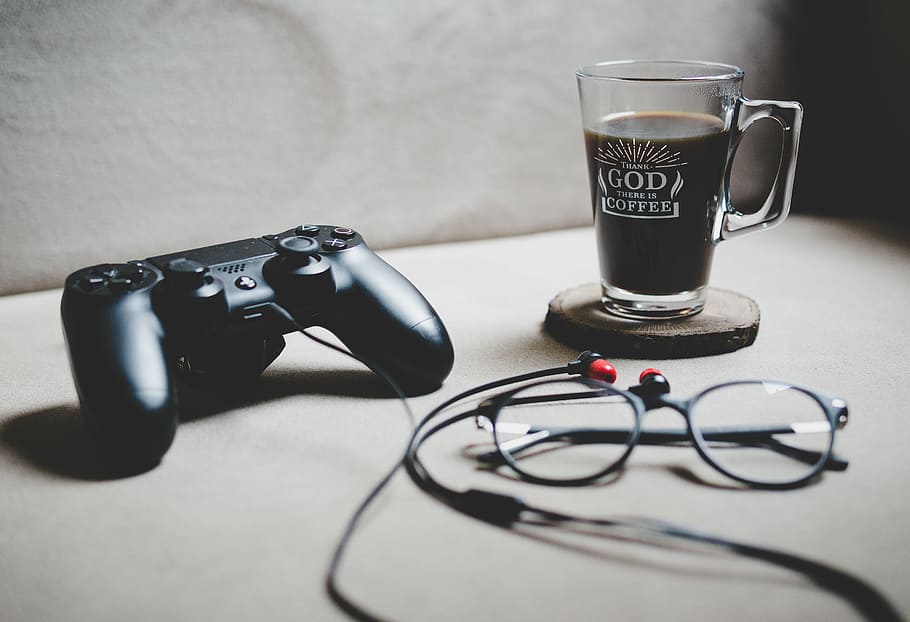 negre, sony dualshock 4, al costat, clar, tassa de vidre, ple, cafè, controlador, auriculars, vidre, beure, joc, playstation, jocs, mínim, cita, música, temps, gaudeix, tecnologia, natura morta, taula, a l'interior, primer pla, cap gent, comunicació, cultura i entreteniment artístic, refresc, color negre, escoltar, menjar i beguda, tassa, cable, gots, equipament elèctric, 5K