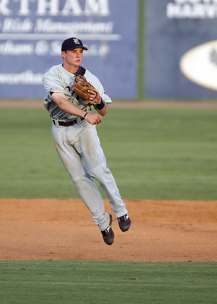 shortstop, saltant, llançar, camp, jugar, jugador, esport, acció, atleta, atlètic, jugador de pilota, beisbol, gorra de beisbol, camp de Beisbol, competició, joc, guant, barret, universitat, beisbol - esport, jugador de beisbol, jugant, pilota de beisbol, esport competitiu, camp de joc, homes, diamant de beisbol, Lliga de joves, persones reals, una persona, uniforme de beisbol, roba, adult jove, uniforme esportiu, longitud completa, dia, esportista, guant de beisbol, roba esportiva, estils de vida, centrar-se en primer pla, colpejar, coincideix - esport, 1080P