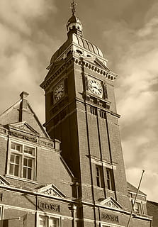 cielo, orologio, nuvole, costruzione, Swindon, Gran Bretagna, UK, la torre dell'orologio, architettura, esterno dell'edificio, struttura costruita, nuvola - cielo, storia, Inquadratura dal basso, Torre, nessuno, natura, città, Torre dell'orologio, giorno, destinazioni di viaggio, alto - alto, comunicazione, all'aperto, tempo, turismo, guglia, 2K, CC0, dominio pubblico, privo di copyright