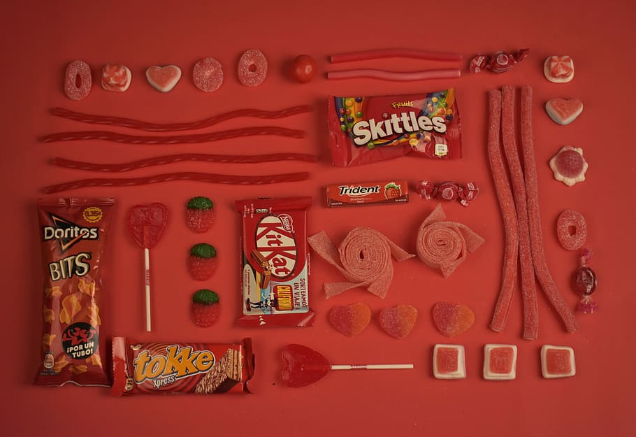 assortito, caramelle, impacco al cioccolato, caramelle a colori assortiti, confezioni di cioccolato, caramella, cioccolato, zucchero, confezione, plastica, rosso, nessuno, arte e artigianato, grande gruppo di oggetti, testo, in casa, girato in studio, comunicazione, rappresentazione, creatività, preparativi, sfondo colorato, avvicinamento, natura morta, direttamente sopra, rappresentazione umana, modello, il passato, mestiere, variazione, 5K