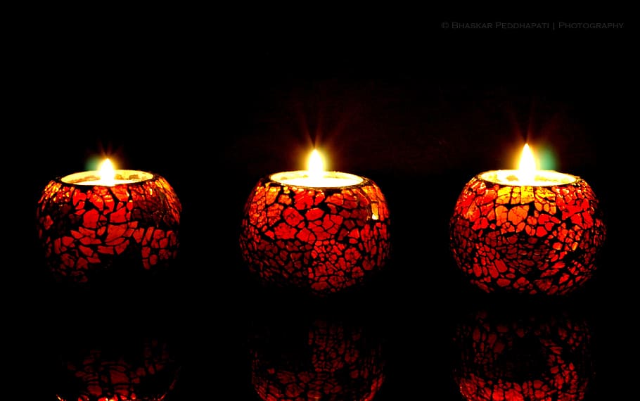 tres, encès, espelmes de tealight, vela, llum, vermell, nit, espelmes, romàntic, cremant, foc, flama, il·luminat, calor - temperatura, foc - fenomen natural, a l'interior, brillant, cap gent, primer pla, equips d’il·luminació, fosc, habitació fosca, naturalesa, fons negre, costat a costat, celebració, decoració, menjar i beguda, llum del te, 4K